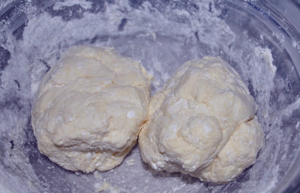 Разделяем тесто на две части для сырников с начинкой из сухофруктов